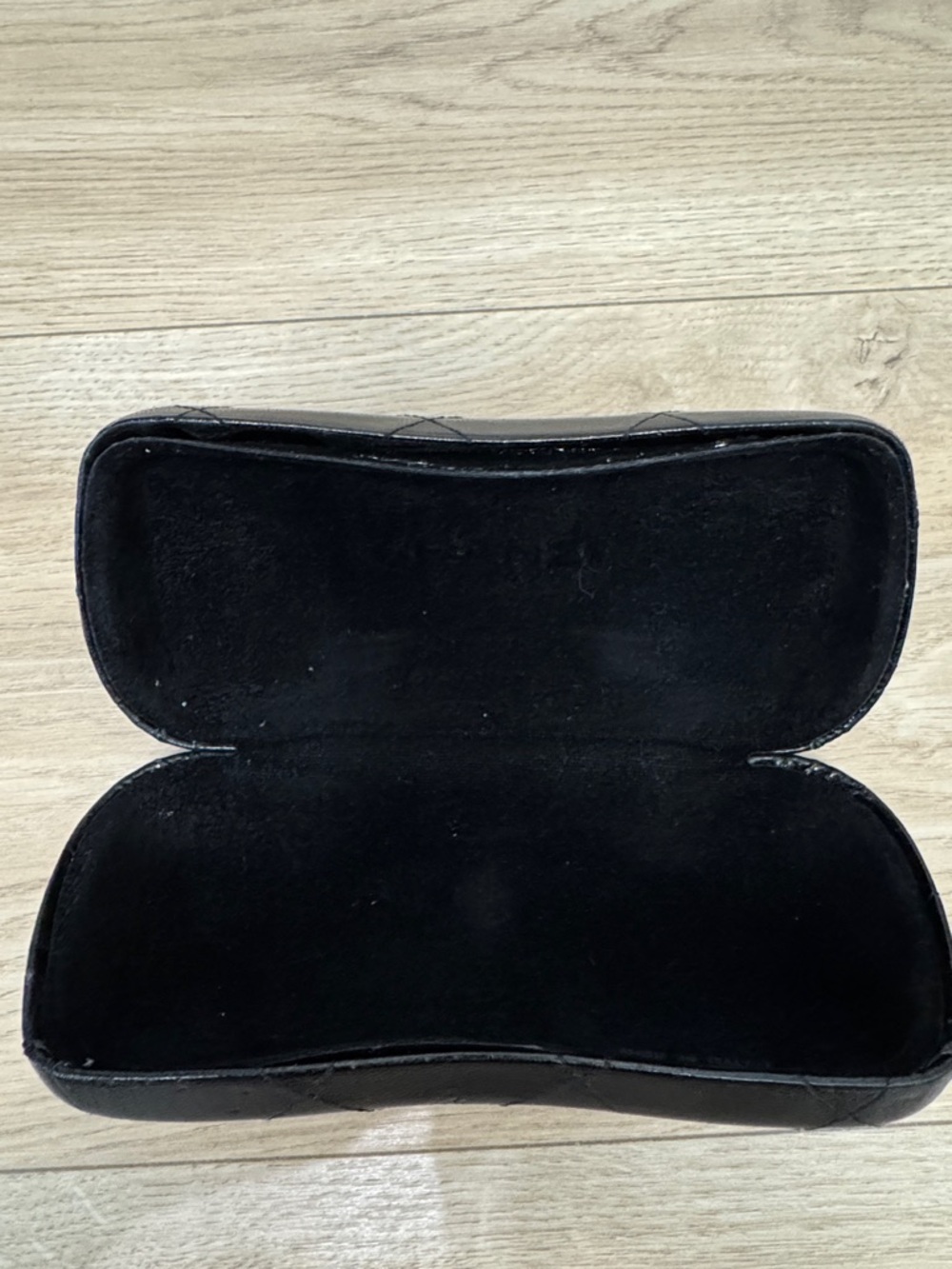 Chanel sunglass case - Picture 2 of 3